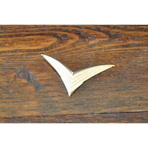 Crown trifari V brooch Goldtone Metal‎ / Mid Century jewelry sweater pin